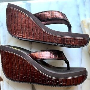 Volatile Brown Croc Embossed Wedge Sandals Platform Slip On Size 8.5